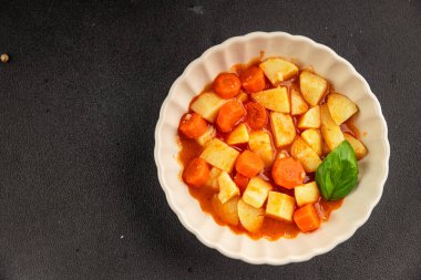 Havuçlu haşlanmış patates. Vejetaryen mezesi. Lezzetli gurme. Yemek arkaplanı.