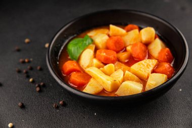 Havuçlu haşlanmış patates. Vejetaryen mezesi. Lezzetli gurme. Yemek arkaplanı.