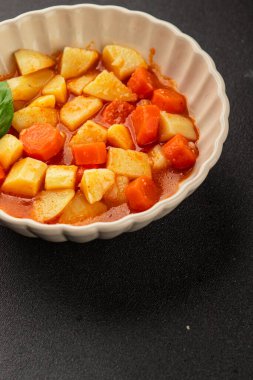 Havuçlu haşlanmış patates. Vejetaryen mezesi. Lezzetli gurme. Yemek arkaplanı.