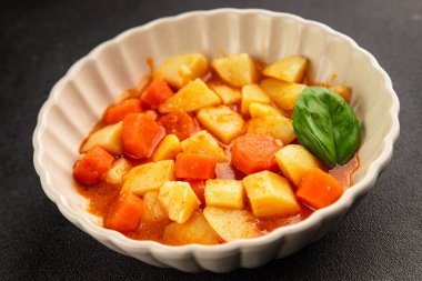 Havuçlu haşlanmış patates. Vejetaryen mezesi. Lezzetli gurme. Yemek arkaplanı.