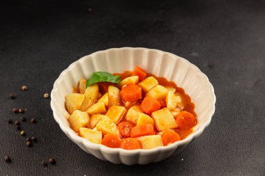 Havuçlu haşlanmış patates. Vejetaryen mezesi. Lezzetli gurme. Yemek arkaplanı.