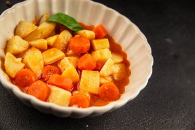 Havuçlu haşlanmış patates. Vejetaryen mezesi. Lezzetli gurme. Yemek arkaplanı.