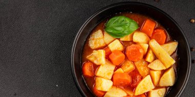 Havuçlu haşlanmış patates. Vejetaryen mezesi. Lezzetli gurme. Yemek arkaplanı.