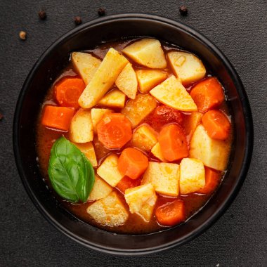 Havuçlu haşlanmış patates. Vejetaryen mezesi. Lezzetli gurme. Yemek arkaplanı.