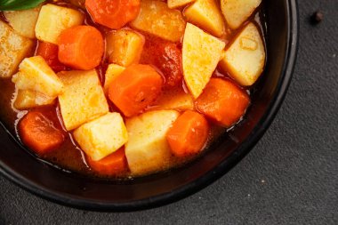 Havuçlu haşlanmış patates. Vejetaryen mezesi. Lezzetli gurme. Yemek arkaplanı.