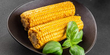 Mısır koçanı haşlanmış sebzeler taze gurme yemek arkaplanı masanın üstünde rustik yemek fotokopi alanı keto ve paleo diyet vejetaryen ve vejetaryen yemekleri