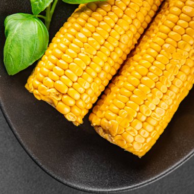 Mısır koçanı haşlanmış sebzeler taze gurme yemek arkaplanı masanın üstünde rustik yemek fotokopi alanı keto ve paleo diyet vejetaryen ve vejetaryen yemekleri