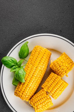 Mısır koçanı haşlanmış sebzeler taze gurme yemek arkaplanı masanın üstünde rustik yemek fotokopi alanı keto ve paleo diyet vejetaryen ve vejetaryen yemekleri