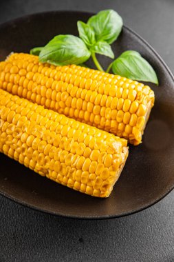 Mısır koçanı haşlanmış sebzeler taze gurme yemek arkaplanı masanın üstünde rustik yemek fotokopi alanı keto ve paleo diyet vejetaryen ve vejetaryen yemekleri