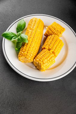 Mısır koçanı haşlanmış sebzeler taze gurme yemek arkaplanı masanın üstünde rustik yemek fotokopi alanı keto ve paleo diyet vejetaryen ve vejetaryen yemekleri