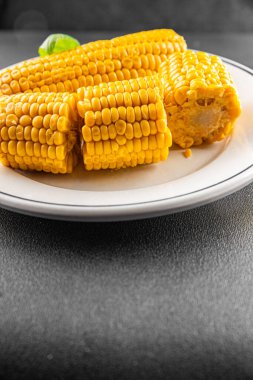 Mısır koçanı haşlanmış sebzeler taze gurme yemek arkaplanı masanın üstünde rustik yemek fotokopi alanı keto ve paleo diyet vejetaryen ve vejetaryen yemekleri