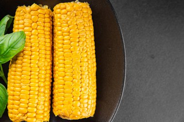 Mısır koçanı haşlanmış sebzeler taze gurme yemek arkaplanı masanın üstünde rustik yemek fotokopi alanı keto ve paleo diyet vejetaryen ve vejetaryen yemekleri