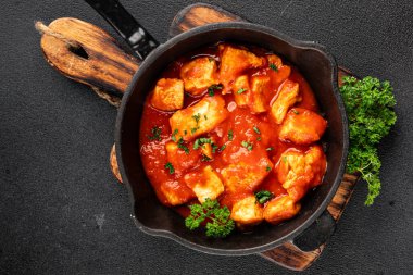 Körili tavuklu körili tavuk, domates sosu taze lezzetli gurme yemek arkaplanı masa kırsal gıdanın üstünde fotokopi alanı.