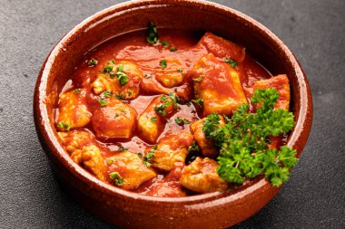 Körili tavuklu körili tavuk, domates sosu taze lezzetli gurme yemek arkaplanı masa kırsal gıdanın üstünde fotokopi alanı.