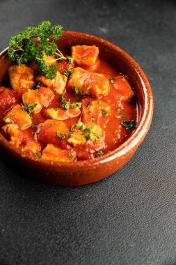 Körili tavuklu körili tavuk, domates sosu taze lezzetli gurme yemek arkaplanı masa kırsal gıdanın üstünde fotokopi alanı.