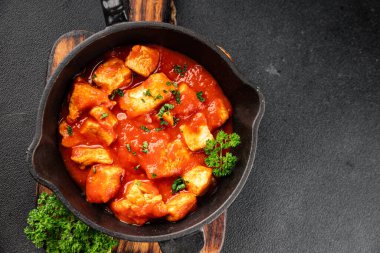 Körili tavuklu körili tavuk, domates sosu taze lezzetli gurme yemek arkaplanı masa kırsal gıdanın üstünde fotokopi alanı.