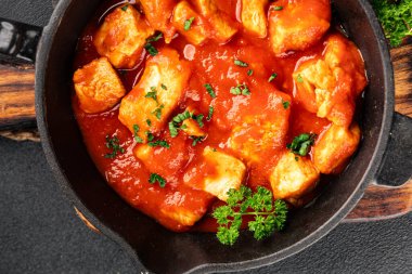 Körili tavuklu körili tavuk, domates sosu taze lezzetli gurme yemek arkaplanı masa kırsal gıdanın üstünde fotokopi alanı.