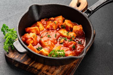 Körili tavuklu körili tavuk, domates sosu taze lezzetli gurme yemek arkaplanı masa kırsal gıdanın üstünde fotokopi alanı.