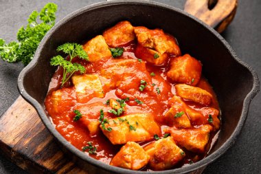 Körili tavuklu körili tavuk, domates sosu taze lezzetli gurme yemek arkaplanı masa kırsal gıdanın üstünde fotokopi alanı.