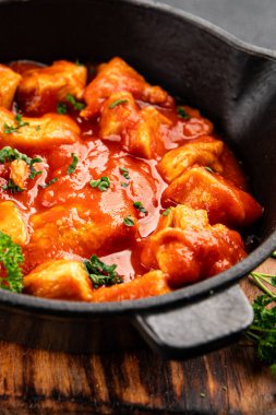 Körili tavuklu körili tavuk, domates sosu taze lezzetli gurme yemek arkaplanı masa kırsal gıdanın üstünde fotokopi alanı.