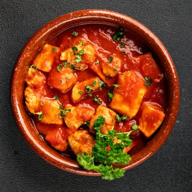 Körili tavuklu körili tavuk, domates sosu taze lezzetli gurme yemek arkaplanı masa kırsal gıdanın üstünde fotokopi alanı.