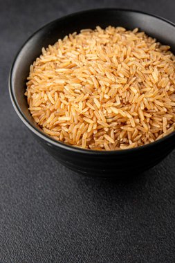 Kahverengi pirinç, tahıl, tahıl, sağlıklı yiyecek, süper yemek, lezzetli gurme, yemek, masa üstü yemek, fotokopi, uzay keto, paleo diyet vejetaryen ve vejetaryen yemekleri.