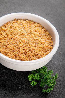 Kahverengi pirinç, tahıl, tahıl, sağlıklı yiyecek, süper yemek, lezzetli gurme, yemek, masa üstü yemek, fotokopi, uzay keto, paleo diyet vejetaryen ve vejetaryen yemekleri.