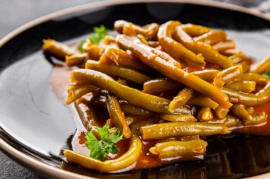 Yeşil fasulye sosu taze lezzetli gurme yemek arkaplanı masaya rustik yemek üst görünüm uzay keto ve paleo diyet vejetaryen ve vejetaryen gıda