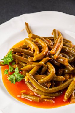 Yeşil fasulye sosu taze lezzetli gurme yemek arkaplanı masaya rustik yemek üst görünüm uzay keto ve paleo diyet vejetaryen ve vejetaryen gıda