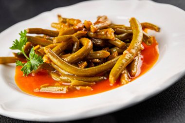 Yeşil fasulye sosu taze lezzetli gurme yemek arkaplanı masaya rustik yemek üst görünüm uzay keto ve paleo diyet vejetaryen ve vejetaryen gıda