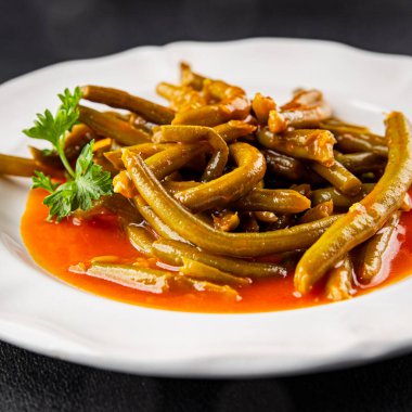 Yeşil fasulye sosu taze lezzetli gurme yemek arkaplanı masaya rustik yemek üst görünüm uzay keto ve paleo diyet vejetaryen ve vejetaryen gıda