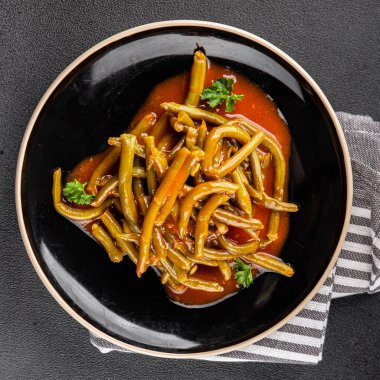 Yeşil fasulye sosu taze lezzetli gurme yemek arkaplanı masaya rustik yemek üst görünüm uzay keto ve paleo diyet vejetaryen ve vejetaryen gıda