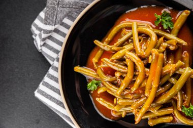 Yeşil fasulye sosu taze lezzetli gurme yemek arkaplanı masaya rustik yemek üst görünüm uzay keto ve paleo diyet vejetaryen ve vejetaryen gıda