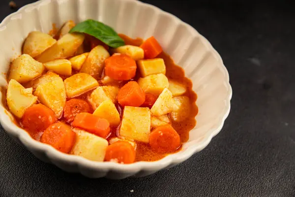 Havuçlu haşlanmış patates. Vejetaryen mezesi. Lezzetli gurme. Yemek arkaplanı.