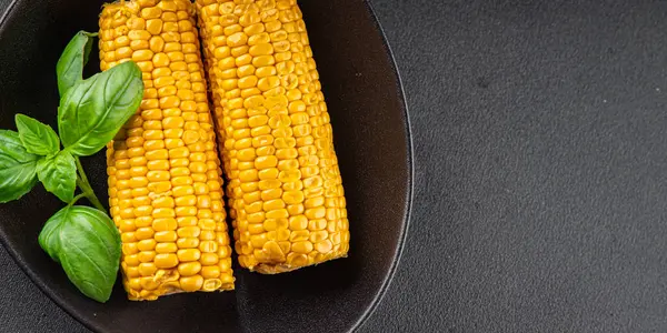 Mısır koçanı haşlanmış sebzeler taze gurme yemek arkaplanı masanın üstünde rustik yemek fotokopi alanı keto ve paleo diyet vejetaryen ve vejetaryen yemekleri