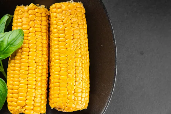 Mısır koçanı haşlanmış sebzeler taze gurme yemek arkaplanı masanın üstünde rustik yemek fotokopi alanı keto ve paleo diyet vejetaryen ve vejetaryen yemekleri