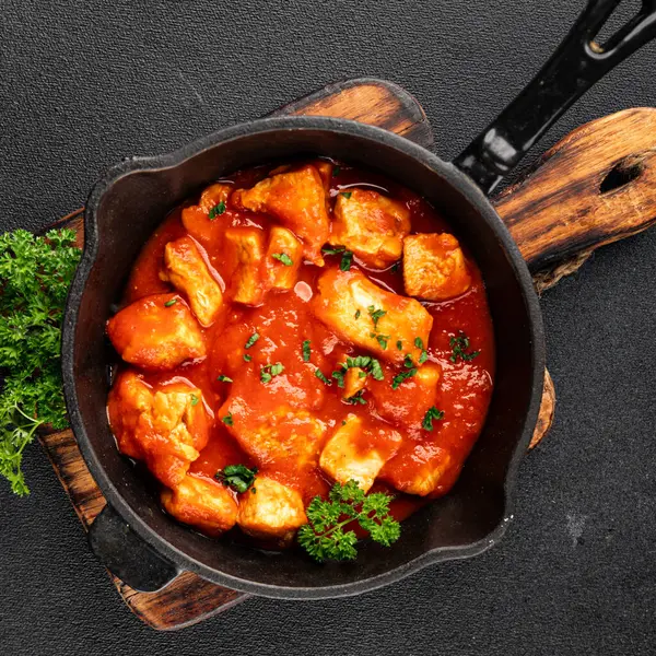 Körili tavuklu körili tavuk, domates sosu taze lezzetli gurme yemek arkaplanı masa kırsal gıdanın üstünde fotokopi alanı.