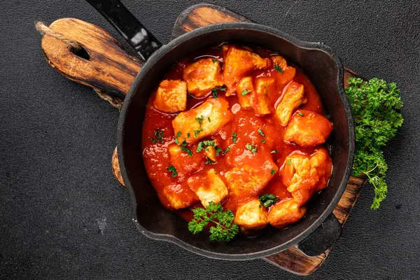 Körili tavuklu körili tavuk, domates sosu taze lezzetli gurme yemek arkaplanı masa kırsal gıdanın üstünde fotokopi alanı.