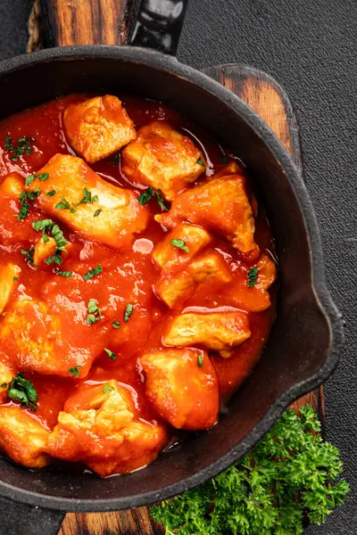 Körili tavuklu körili tavuk, domates sosu taze lezzetli gurme yemek arkaplanı masa kırsal gıdanın üstünde fotokopi alanı.