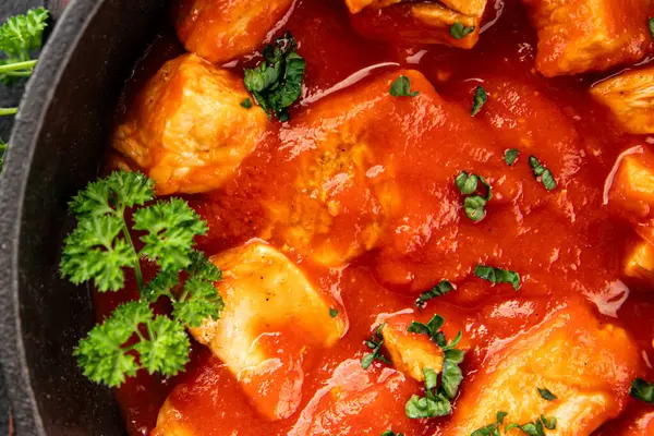 Körili tavuklu körili tavuk, domates sosu taze lezzetli gurme yemek arkaplanı masa kırsal gıdanın üstünde fotokopi alanı.