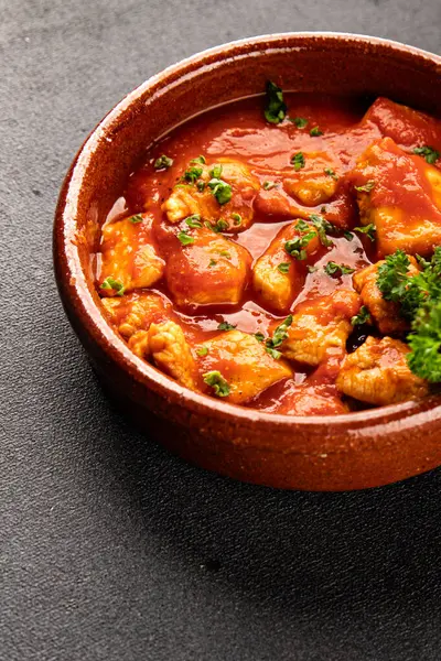 Körili tavuklu körili tavuk, domates sosu taze lezzetli gurme yemek arkaplanı masa kırsal gıdanın üstünde fotokopi alanı.