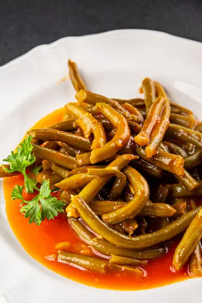 Yeşil fasulye sosu taze lezzetli gurme yemek arkaplanı masaya rustik yemek üst görünüm uzay keto ve paleo diyet vejetaryen ve vejetaryen gıda