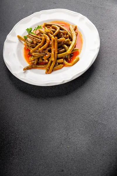 Yeşil fasulye sosu taze lezzetli gurme yemek arkaplanı masaya rustik yemek üst görünüm uzay keto ve paleo diyet vejetaryen ve vejetaryen gıda