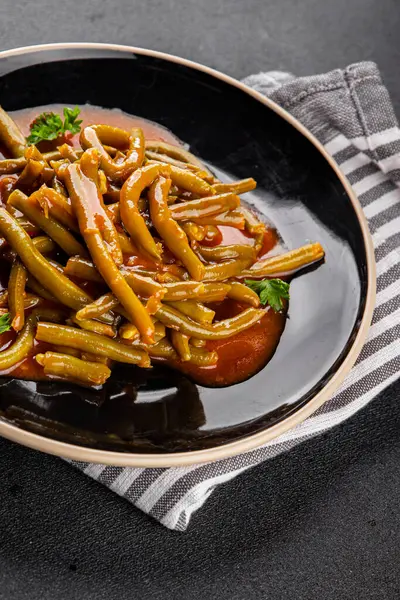 Yeşil fasulye sosu taze lezzetli gurme yemek arkaplanı masaya rustik yemek üst görünüm uzay keto ve paleo diyet vejetaryen ve vejetaryen gıda