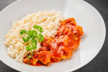 Pirinç ezmeli tavuk körili tavuk tikka masala baharatlı et masada bir kasede taze gurme yemek arkaplanı kırsal yemek üst görünüm fotokopi alanı