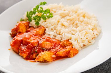Pirinç ezmeli tavuk körili tavuk tikka masala baharatlı et masada bir kasede taze gurme yemek arkaplanı kırsal yemek üst görünüm fotokopi alanı