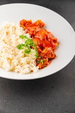 Pirinç ezmeli tavuk körili tavuk tikka masala baharatlı et masada bir kasede taze gurme yemek arkaplanı kırsal yemek üst görünüm fotokopi alanı