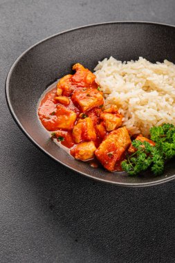 Pirinç ezmeli tavuk körili tavuk tikka masala baharatlı et masada bir kasede taze gurme yemek arkaplanı kırsal yemek üst görünüm fotokopi alanı