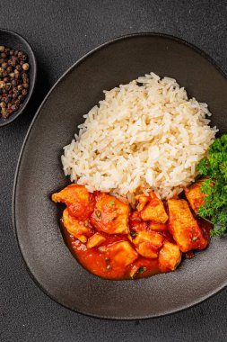 Pirinç ezmeli tavuk körili tavuk tikka masala baharatlı et masada bir kasede taze gurme yemek arkaplanı kırsal yemek üst görünüm fotokopi alanı