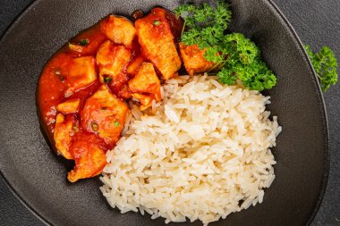 Pirinç ezmeli tavuk körili tavuk tikka masala baharatlı et masada bir kasede taze gurme yemek arkaplanı kırsal yemek üst görünüm fotokopi alanı